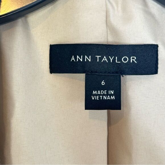 Ann Taylor The Tailored Double Breasted Blazer in Tweed | Size 6 - Picture 8 of 8